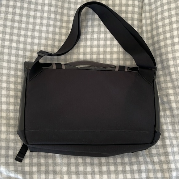 Patagonia Black Hole® Mini Messenger 12L - LIKE NEW - Picture 2 of 4